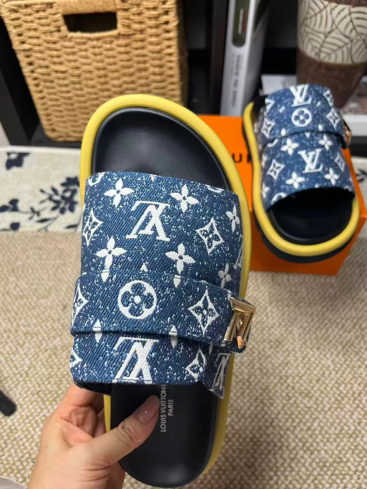 P340 [New Style] [LOUIS VUITTON] Louis Vuitton, LV printing, men's and women's slippers are now on the market, packed in drawer boxes with cloth bags and cards, the upper pattern looks very soft and waxy, and is a super versatile leg slimming tool. Fabric: imported denim/canvas/old fabric, LV hardware LOGO, official website pattern printing, comfortable to wear, feet: high-elastic PU water table. Sole: foam sole, heel height: about 5cm. Code number: 35-46, 35, 45, 46 are custom-made and non-returnable. Color: multiple colors and styles available.